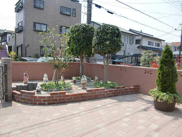 上尾市S邸様 施工後、芝生は止めて、インターロッキングを使いテラス風のお庭に仕上げました。