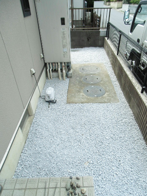 伊奈町K邸様 施工後、こちらも雑草対策、砂利を敷きました。